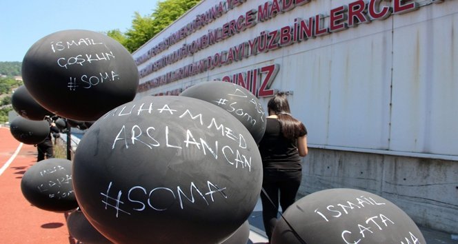 SOMA FAC?ASININ YILDÖNÜMÜ; 301 MADENC? ?Ç?N 301 S?YAH BALON BEÜ F?ZYOTERAP? BÖLÜMÜ Ö?RENC?LER?, 301 MADEN ??Ç?S?N?N ADININ YAZILI OLDU?U 301 BALONU GÖKYÜZÜNE BIRAKTI