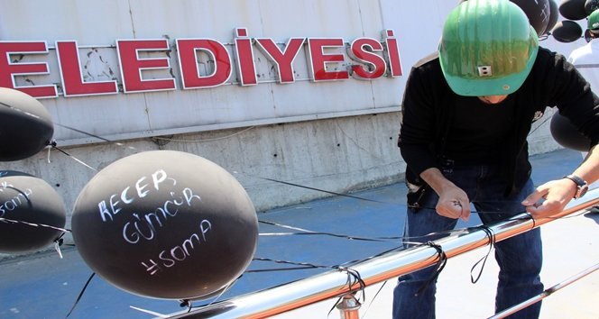 SOMA FAC?ASININ YILDÖNÜMÜ; 301 MADENC? ?Ç?N 301 S?YAH BALON BEÜ F?ZYOTERAP? BÖLÜMÜ Ö?RENC?LER?, 301 MADEN ??Ç?S?N?N ADININ YAZILI OLDU?U 301 BALONU GÖKYÜZÜNE BIRAKTI