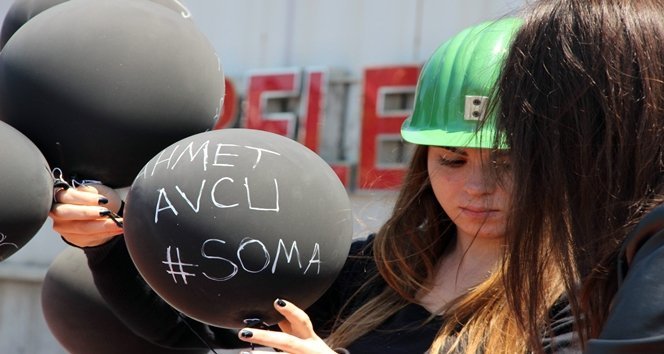 SOMA FAC?ASININ YILDÖNÜMÜ; 301 MADENC? ?Ç?N 301 S?YAH BALON BEÜ F?ZYOTERAP? BÖLÜMÜ Ö?RENC?LER?, 301 MADEN ??Ç?S?N?N ADININ YAZILI OLDU?U 301 BALONU GÖKYÜZÜNE BIRAKTI