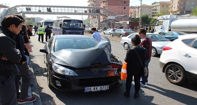 YOLUN KAR?ISINA GEÇMEYE ÇALI?AN Ö?RENC?YE OTOMOB?L ÇARPTI