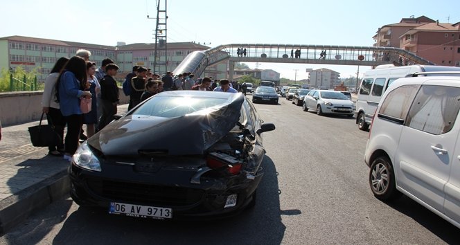 YOLUN KARŞISINA GEÇMEYE ÇALIŞAN ÖĞRENCİYE OTOMOBİL ÇARPTI