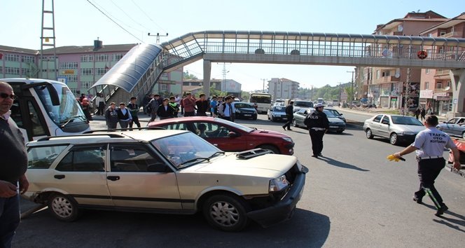 YOLUN KAR?ISINA GEÇMEYE ÇALI?AN Ö?RENC?YE OTOMOB?L ÇARPTI