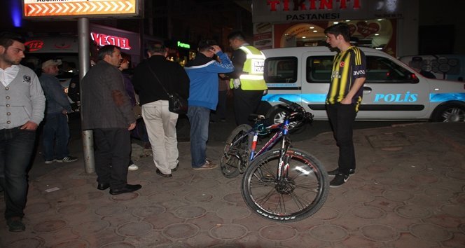 AYNI BİSİKLETE İKİ KİŞİ BİNİNCE OTOMOBİLİN CAMINA GİRDİLER