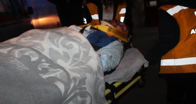 HEYELAN SEBEB?YLE ?Ç?NDE ?K? K??? BULUNAN KAMYON 70 METREDEN UÇURUMA YUVARLANDI TOPRA?A GÖMÜLEN KAMYONDA SIKI?AN SÜRÜCÜ, AFAD?IN 4 SAATL?K ÇALI?MASI SONUCU KURTARILDI