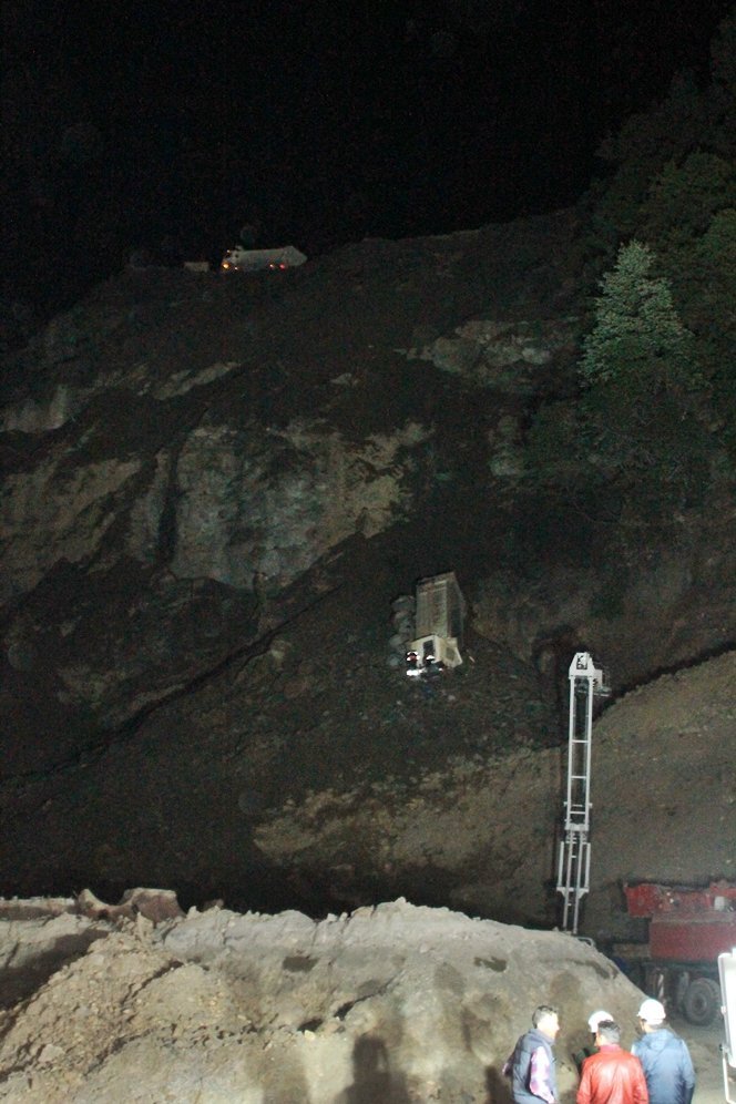 HEYELAN SEBEB?YLE ?Ç?NDE ?K? K??? BULUNAN KAMYON 70 METREDEN UÇURUMA YUVARLANDI TOPRA?A GÖMÜLEN KAMYONDA SIKI?AN SÜRÜCÜ, AFAD?IN 4 SAATL?K ÇALI?MASI SONUCU KURTARILDI