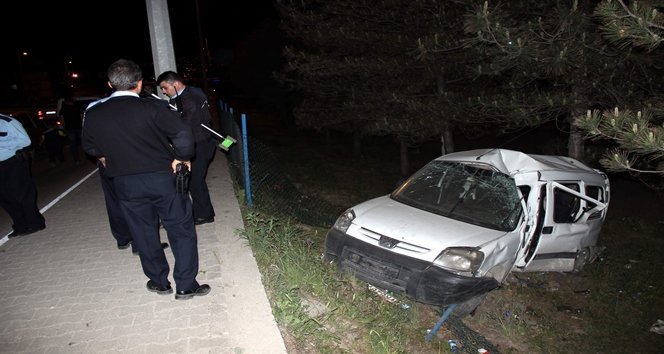 KARABÜK?TE TRAF?K KAZASI: 4 YARALI YOLDAN ÇIKAN OTOMOB?L ELEKTR?K D?RE??N? DEV?REREK A?ACA ÇARPTIKTAN SONRA DURAB?LD?