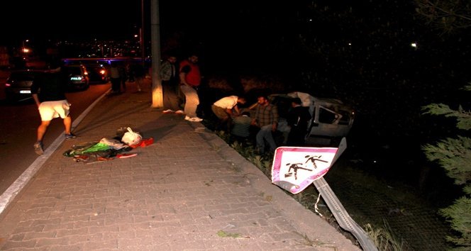 KARABÜK?TE TRAF?K KAZASI: 4 YARALI YOLDAN ÇIKAN OTOMOB?L ELEKTR?K D?RE??N? DEV?REREK A?ACA ÇARPTIKTAN SONRA DURAB?LD?