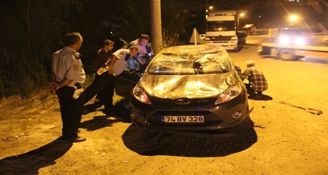 BARTIN?DA TRAF?K KAZASI: 1 YARALI OTOMOB?L, TAKLA ATARAK ?ARAMPOLE UÇTU