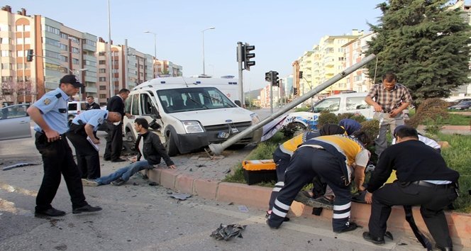 TRAF?K KAZASINDA CAN PAZARI: 4 YARALI