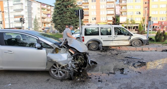 TRAF?K KAZASINDA CAN PAZARI: 4 YARALI