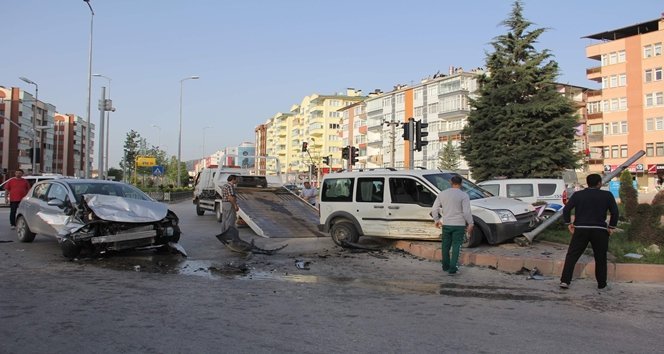 TRAF?K KAZASINDA CAN PAZARI: 4 YARALI