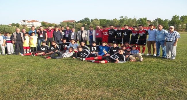 Saltukovaspor-19 futbol takımına şampiyonluk kupası verildi