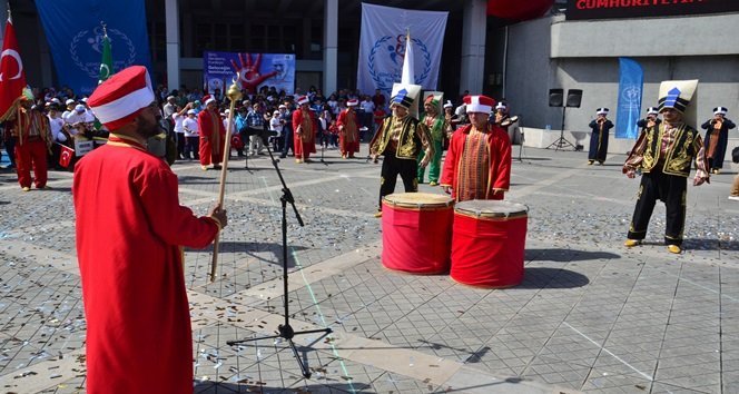 Gösteriye çıkan mehteran takımı tokmakları unuttu
