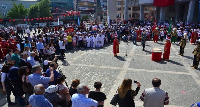 GÖSTER?YE ÇIKAN MEHTERAN TAKIMI TOKMAKLARI UNUTTU 19 MAYIS GÖSTER?LER? ?Ç?N SAHNEYE ÇIKAN MEHTERAN TAKIMININ KÖS TOKMAKLARINI UNUTMASI KOM?K GÖRÜNTÜLERE NEDEN OLDU