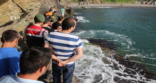DEN?ZDE CAN PAZARI: 2 ÖLÜ ÜN?VERS?TE Ö?RENC?LER?N?N P?KN?K KEYF? FAC?A ?LE SONA ERD? ARKADA?LARINI BO?ULDU?UNU GÖREN ÜN?VERS?TE Ö?RENC?LER? GÖZYA?LARINA BO?ULDU BO?ULAN Ö?RENC?Y? KURTARMAK ?STEYEN N?KAH MEMURU HAYATINI KAYBETT?