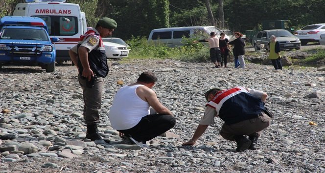 DEN?ZDE CAN PAZARI: 2 ÖLÜ ÜN?VERS?TE Ö?RENC?LER?N?N P?KN?K KEYF? FAC?A ?LE SONA ERD? ARKADA?LARINI BO?ULDU?UNU GÖREN ÜN?VERS?TE Ö?RENC?LER? GÖZYA?LARINA BO?ULDU BO?ULAN Ö?RENC?Y? KURTARMAK ?STEYEN N?KAH MEMURU HAYATINI KAYBETT?