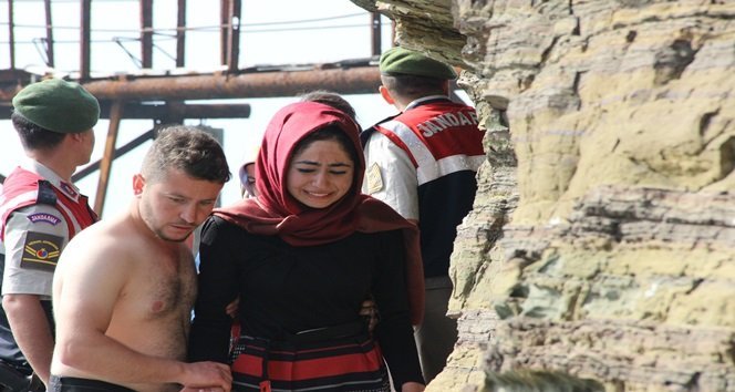 DEN?ZDE CAN PAZARI: 2 ÖLÜ ÜN?VERS?TE Ö?RENC?LER?N?N P?KN?K KEYF? FAC?A ?LE SONA ERD? ARKADA?LARINI BO?ULDU?UNU GÖREN ÜN?VERS?TE Ö?RENC?LER? GÖZYA?LARINA BO?ULDU BO?ULAN Ö?RENC?Y? KURTARMAK ?STEYEN N?KAH MEMURU HAYATINI KAYBETT?