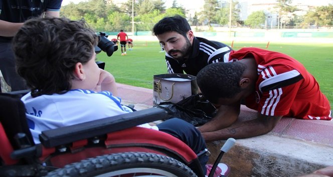 ENGELL? TARAFTARIN GÖZYA?LARI L?GDEN DÜ?MES? GARANT? OLAN KARABÜKSPOR ?DMANINDA DUYGUSAL ANLAR GÖZYA?LARINA HAK?M OLMAYAN ENGELL? TARAFTARI TRAORE ?KNA ETMEYE ÇALI?TI