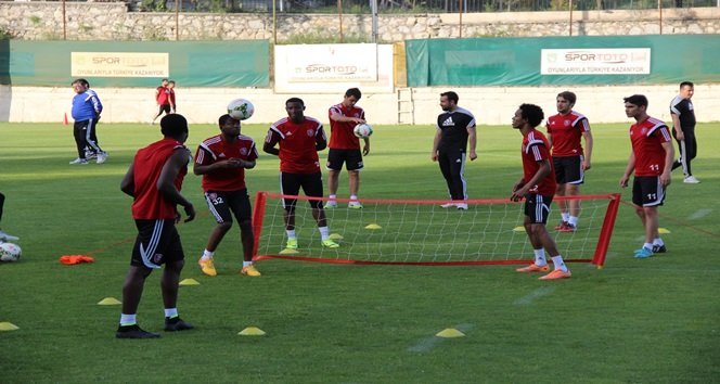 ENGELL? TARAFTARIN GÖZYA?LARI L?GDEN DÜ?MES? GARANT? OLAN KARABÜKSPOR ?DMANINDA DUYGUSAL ANLAR GÖZYA?LARINA HAK?M OLMAYAN ENGELL? TARAFTARI TRAORE ?KNA ETMEYE ÇALI?TI