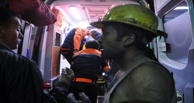 (ÖZEL HABER) ÖZEL MADEN OCA?INDA GÖÇÜK; 1 ??Ç? YA?AMINI Y?T?RD? BABASINI GÖÇÜKTE KAYBEDEN ALEYNA?NIN YÜREK BURKAN FERYADI 43 YA?INDAK? MADEN ??Ç?S? ERG?N CEYLAN, GÖÇÜK ALTINDA KALDI 5 SAATL?K KURTARMA ÇALI?MALARIYLA GÖÇÜKTEN ÇIKARTILAN ??Ç?N?N CANSIZ BEDEN? HASTANE MORGUNA GÖNDER?LD? BABASININ ÖLDÜ?ÜNÜ AMBULANSIN ARKASINDA Ö?RENEN ALEYNA VE A?LES? S?N?R KR?ZLER? GEÇ?RD?