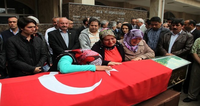 KAHRAMAN N?KAH MEMURUNU MESA? ARKADA?LARI DUALARLA U?URLADI ÜN?VERS?TE Ö?RENC?S?N? KURTARMAYA ÇALI?IRKEN BO?ULAN N?KAH MEMURU ?Ç?N BELED?YE B?NASI ÖNÜNDE TÖREN DÜZENLEND?