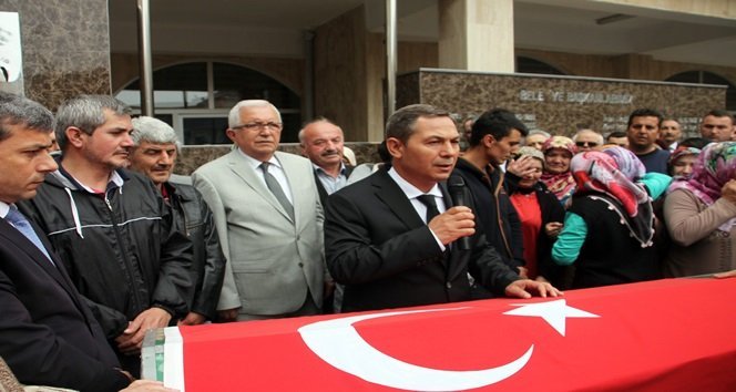 KAHRAMAN N?KAH MEMURUNU MESA? ARKADA?LARI DUALARLA U?URLADI ÜN?VERS?TE Ö?RENC?S?N? KURTARMAYA ÇALI?IRKEN BO?ULAN N?KAH MEMURU ?Ç?N BELED?YE B?NASI ÖNÜNDE TÖREN DÜZENLEND?