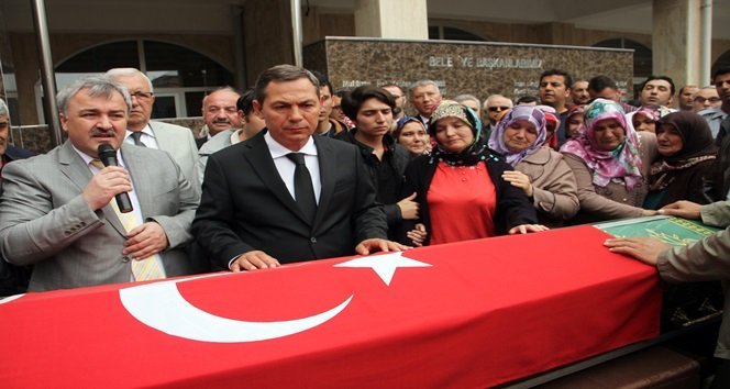 KAHRAMAN N?KAH MEMURUNU MESA? ARKADA?LARI DUALARLA U?URLADI ÜN?VERS?TE Ö?RENC?S?N? KURTARMAYA ÇALI?IRKEN BO?ULAN N?KAH MEMURU ?Ç?N BELED?YE B?NASI ÖNÜNDE TÖREN DÜZENLEND?