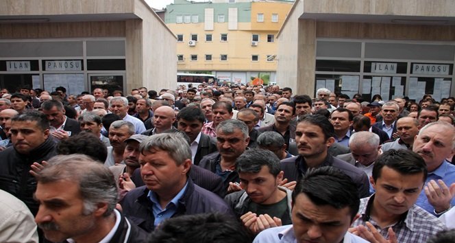 KAHRAMAN N?KAH MEMURUNU MESA? ARKADA?LARI DUALARLA U?URLADI ÜN?VERS?TE Ö?RENC?S?N? KURTARMAYA ÇALI?IRKEN BO?ULAN N?KAH MEMURU ?Ç?N BELED?YE B?NASI ÖNÜNDE TÖREN DÜZENLEND?