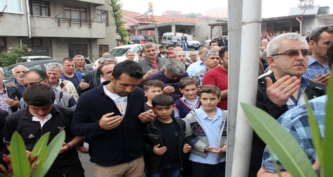 BABASINI SON YOLCULU?UNA GÖZYA?LARIYLA U?URLADI