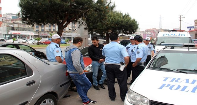 2 B?N TL CEZA KES?LD?, GAZETEC?LERE SALDIRDI