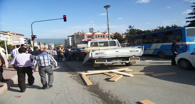 YANGINA G?DEN ?TFA?YE ARACI 3 OTOMOB?LE ÇARPTI: 2 YARALI