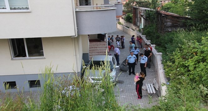 Kayan Otomobil Bahçeye Uçtu, Facia Ucuz Atlatıldı