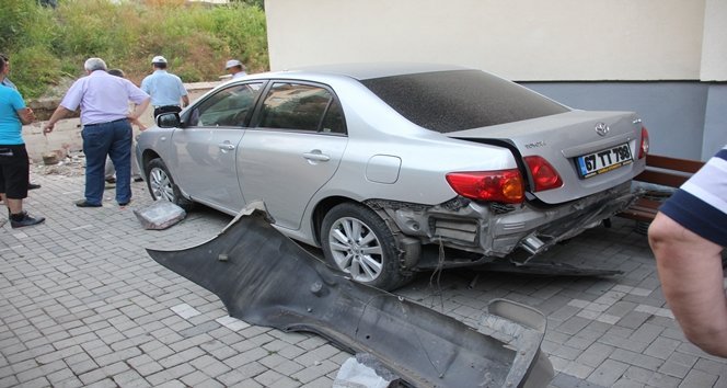 KAYAN OTOMOB?L BAHÇEYE UÇTU, FAC?A UCUZ ATLATILDI