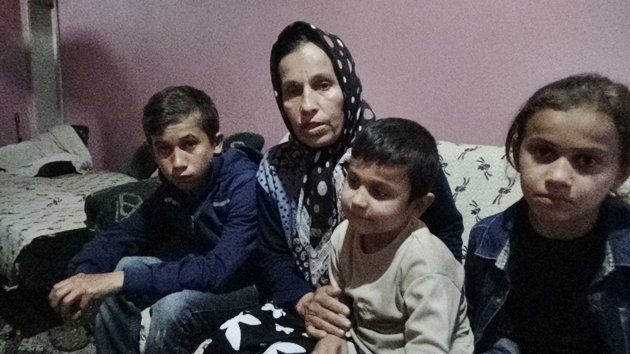 (ÖZEL HABER) TEK GÖZ ODADA YA?AM SAVA?I KIZI LÖSEM?, E?? AKC??ER HASTASI, O?ULLARI BÖBREK HASTASI OLAN TAL?HS?Z KADIN: "TEK ?STE??M A?LECE SA?LI?IMIZA KAVU?MAK"