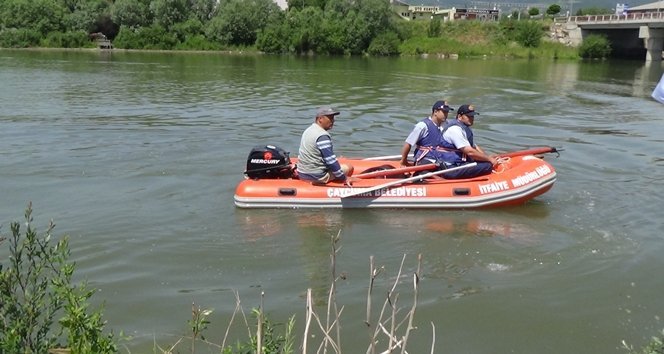 ÇARES?ZL?K ?Ç?NDE ANNELER?N?N BULUNMALARINI BEKL?YORLAR