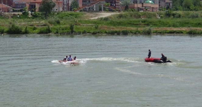 ÇARES?ZL?K ?Ç?NDE ANNELER?N?N BULUNMALARINI BEKL?YORLAR