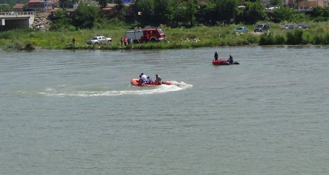 ÇARES?ZL?K ?Ç?NDE ANNELER?N?N BULUNMALARINI BEKL?YORLAR