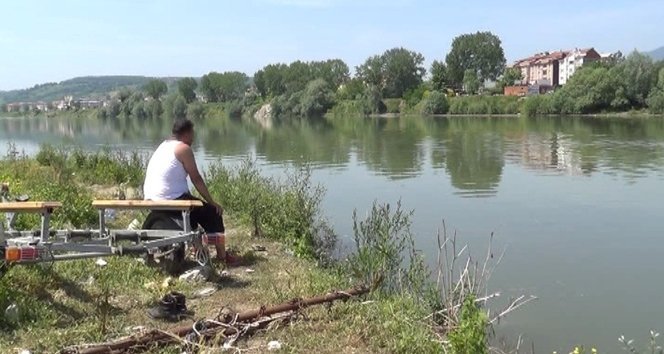 ÇARES?ZL?K ?Ç?NDE ANNELER?N?N BULUNMALARINI BEKL?YORLAR