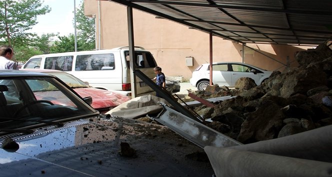 KASTAMONU?DA HEYELAN, ARAÇLAR TOPRAK ALTINDA KALDI