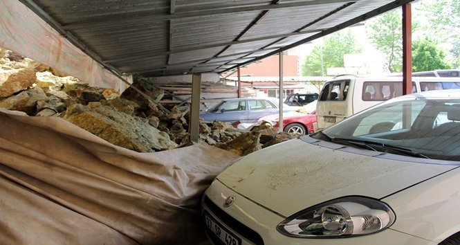 KASTAMONU?DA HEYELAN, ARAÇLAR TOPRAK ALTINDA KALDI