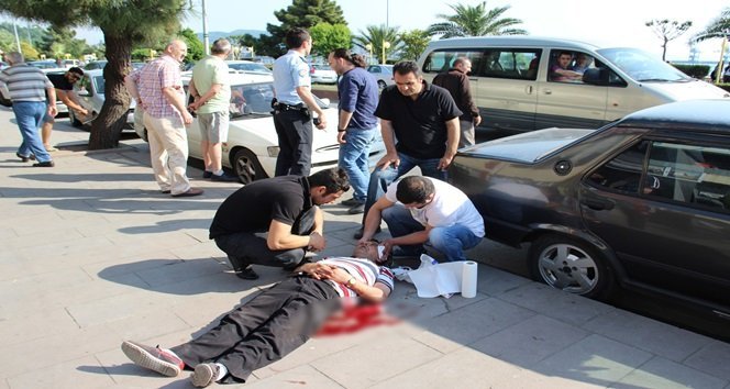 Aşırı sıcakta bayılıp yere düşen adam kanlar içerisinde kaldı