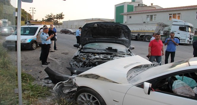 BELED?YE BA?KANI KAZADA YARALANDI ?K? OTOMOB?L?N KAFA KAFAYA ÇARPI?TI?I KAZADA 5 K??? YARALANDI