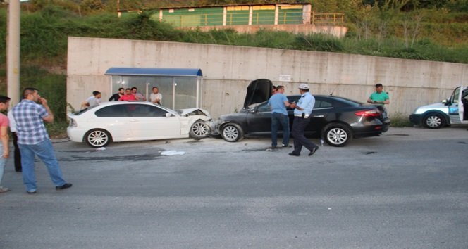 BELED?YE BA?KANI KAZADA YARALANDI ?K? OTOMOB?L?N KAFA KAFAYA ÇARPI?TI?I KAZADA 5 K??? YARALANDI