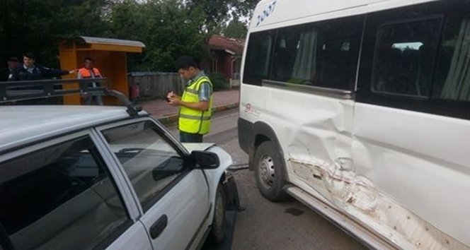 Öğrenci servisi ile otomobil çarpıştı