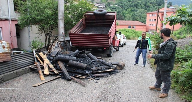 SALDIRIYA U?RAYAN GAZETEC?DEN SALDIRGANLARA ?LG?NÇ CEZA ZONGULDAK?TA GÖREV? BA?INDA SALDIRIYA U?RAYAN ?HA MUHAB?R? MURAT KÜÇÜK, KEND?S?N? DÖVENLERE KÖMÜR DA?ITMA CEZASI VERD? ?AHISLAR MURAT KÜÇÜK?ÜN BEL?RLED??? 4 A?LEYE KÖMÜR YARDIMINDA BULUNURKEN ÖZÜR D?LEMEY? ?HMAL ETMED?
