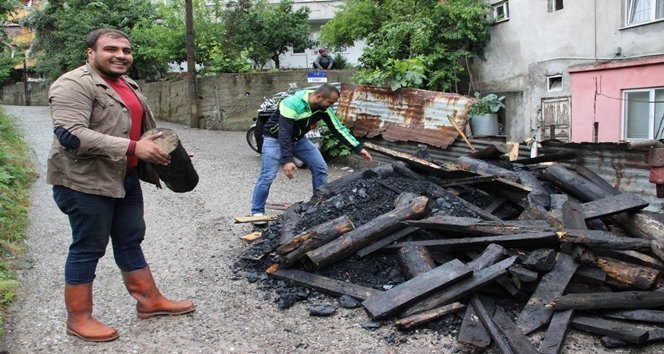 SALDIRIYA U?RAYAN GAZETEC?DEN SALDIRGANLARA ?LG?NÇ CEZA ZONGULDAK?TA GÖREV? BA?INDA SALDIRIYA U?RAYAN ?HA MUHAB?R? MURAT KÜÇÜK, KEND?S?N? DÖVENLERE KÖMÜR DA?ITMA CEZASI VERD? ?AHISLAR MURAT KÜÇÜK?ÜN BEL?RLED??? 4 A?LEYE KÖMÜR YARDIMINDA BULUNURKEN ÖZÜR D?LEMEY? ?HMAL ETMED?