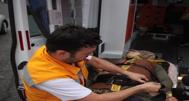 ZONGULDAK'TA KAR?IDAN KAR?IYA GEÇMEYE ÇALI?AN GENÇ KIZA OTOMOB?L ÇARPTI KAZA ANI GÜVENL?K KAMERASINDA