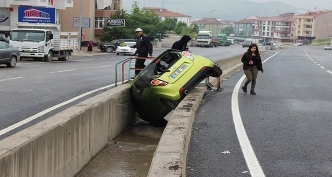 SEY?R HAL?NDEK? OTOMOB?L SU KANALINA DÜ?TÜ