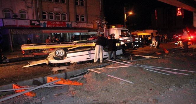 ZONGULDAK'TA OTOMOB?L KÖPRÜDEN UÇTU: 1 A?IR YARALI