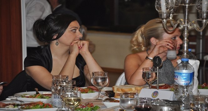 KOLEJ MEZUNLARININ 50 YILDIR B?TMEYEN DOSTLU?U